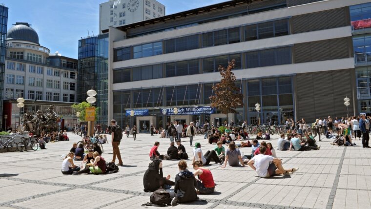 Studierende auf dem Ernst-Abbe-Platz