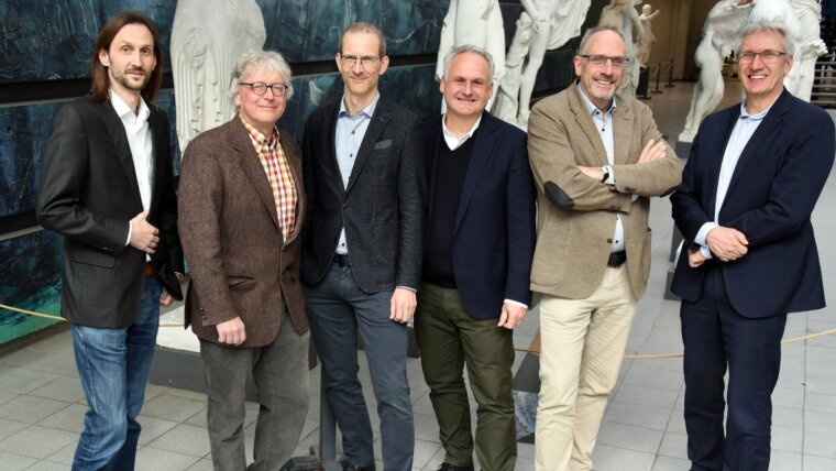 Das Bild zeigt die Professoren Benjamin Auer, Mike Geppert, Bernd Hüfner, Harald Jansen, Christian Lukas und Peter Walgenbach