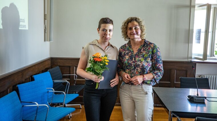 Dr. Kristina von Rhein (right) congratulates Klara Lehmann