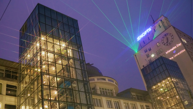 Ernst-Abbe-Platz bei Nacht