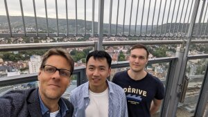 Prof. Boysen, Rubo Li und Tobias Kroll auf dem JenTower
