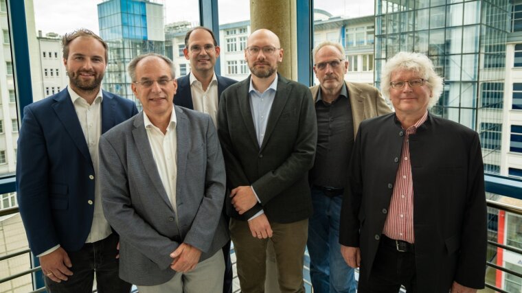 Das Bild zeigt die Professoren Menter, Cantner, Zacharias, Wessel, Walgenbach und Geppert (v.l.n.r.).