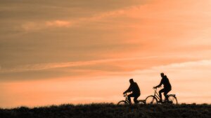 Radfahrer fahren in den Sonnenuntergang